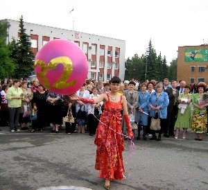 Выпускники школ на центральной площади города